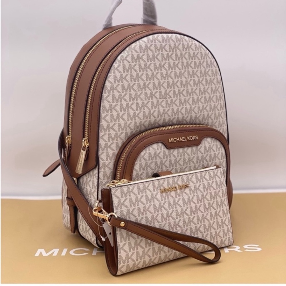 SALE🔥🔥🔥MICHAEL KORS JAYCEE MEDIUM BACKPACK and Wallet Set
VANILLA - Picture 12 of 14